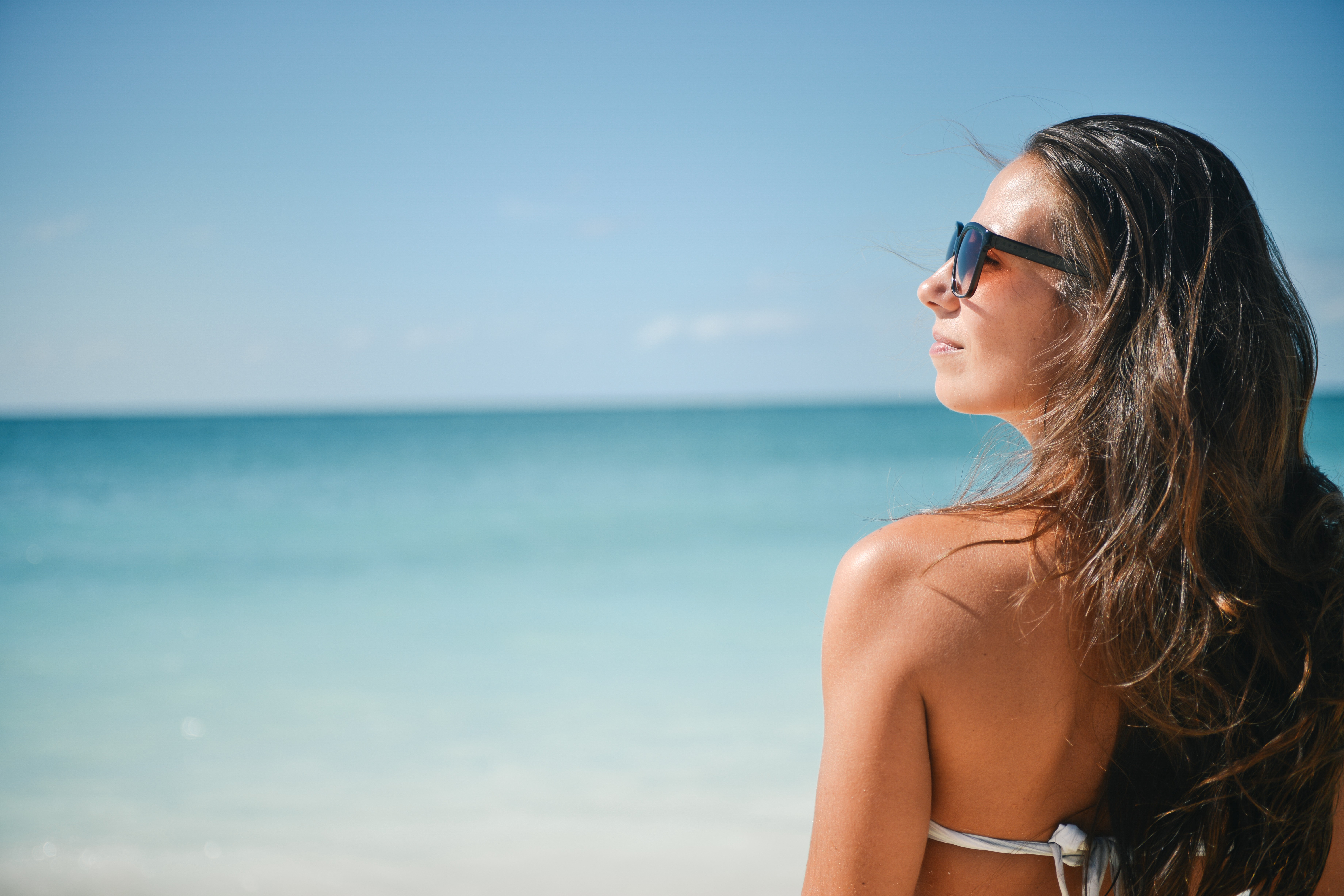 Why a clogged pore looks larger than a clear one
